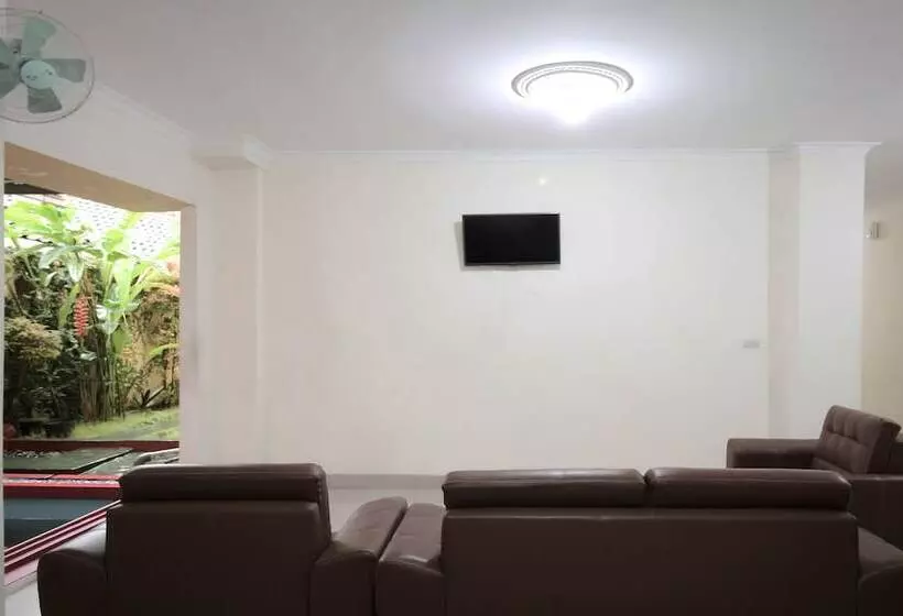 ホテル Reddoorz At Andalas Asri