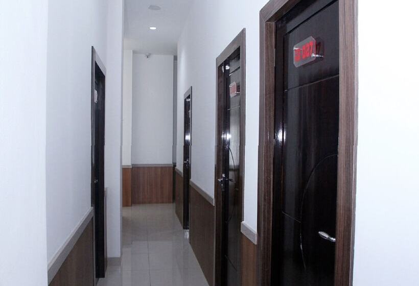 R Four Hotel By Oyo Rooms
