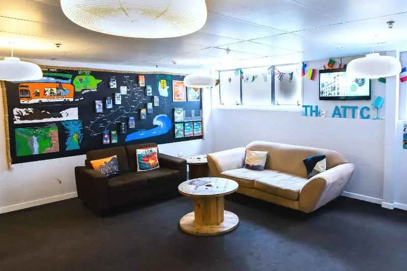 هاستل Attic Backpackers