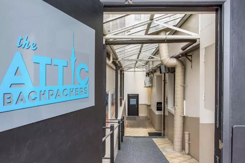 هاستل Attic Backpackers