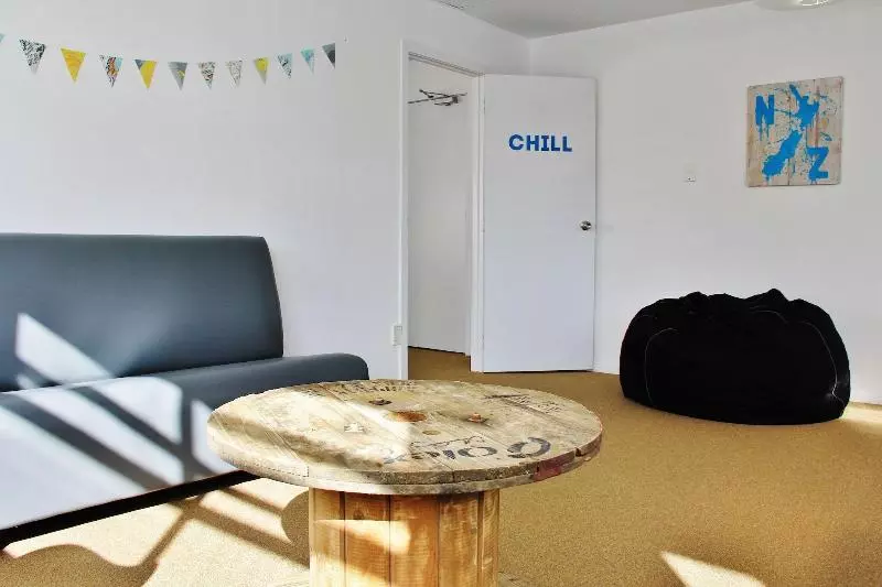 هاستل Attic Backpackers