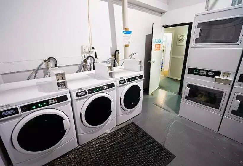 هاستل Attic Backpackers