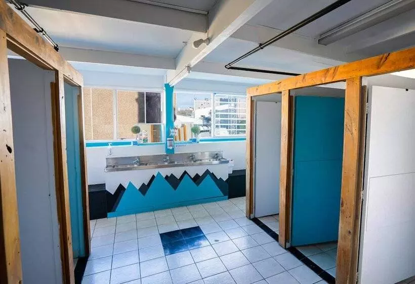 هاستل Attic Backpackers