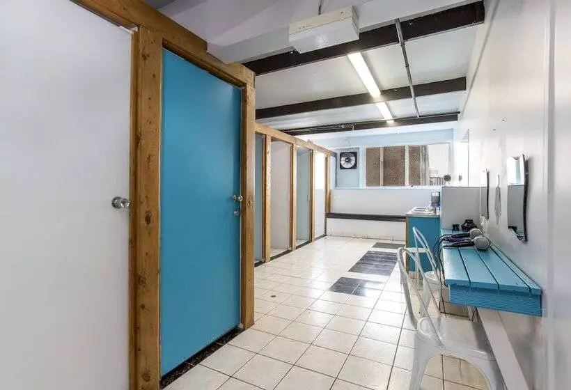 هاستل Attic Backpackers