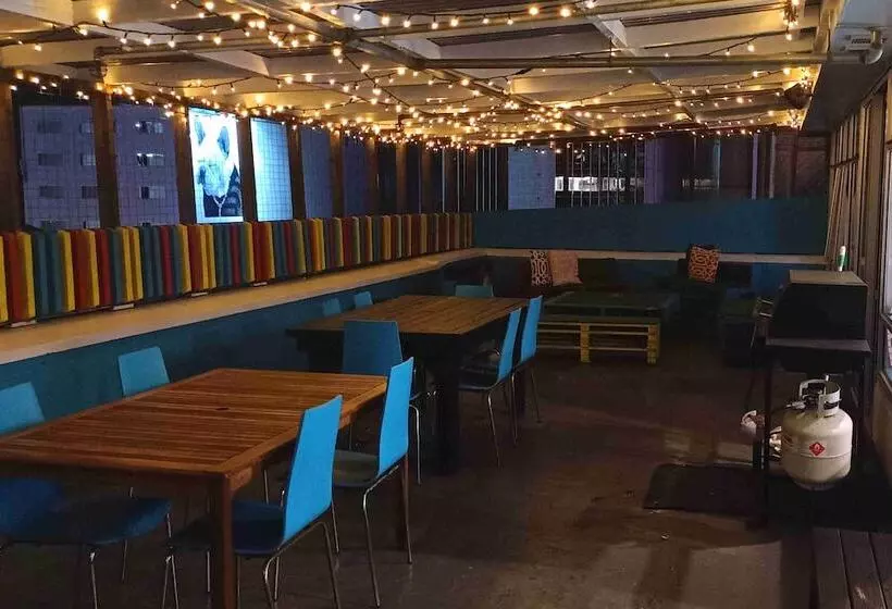 هاستل Attic Backpackers