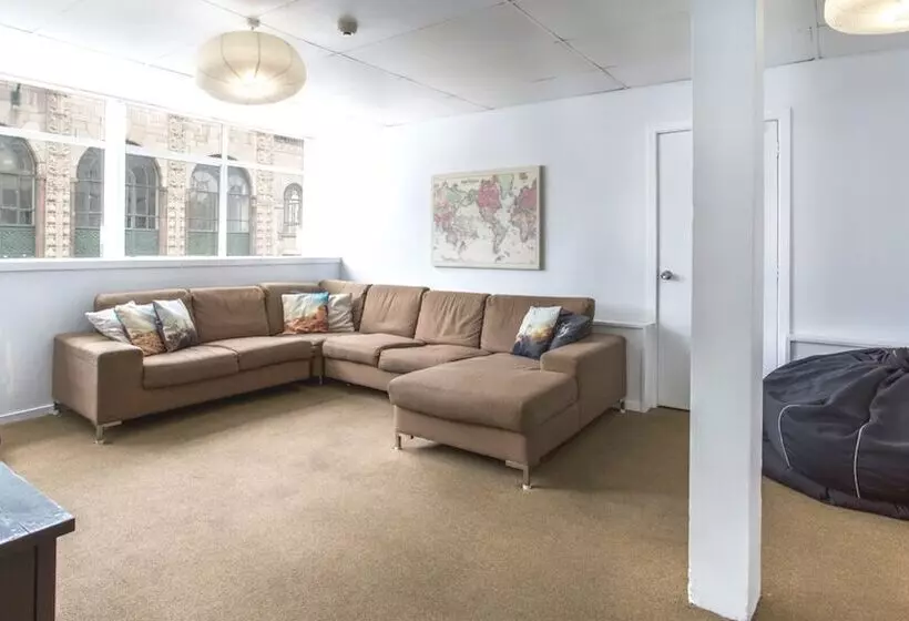 هاستل Attic Backpackers