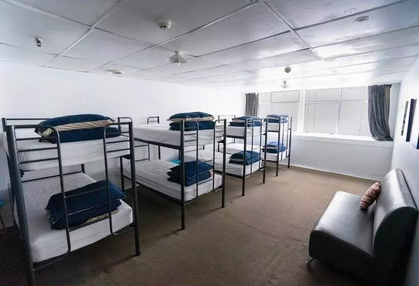 هاستل Attic Backpackers