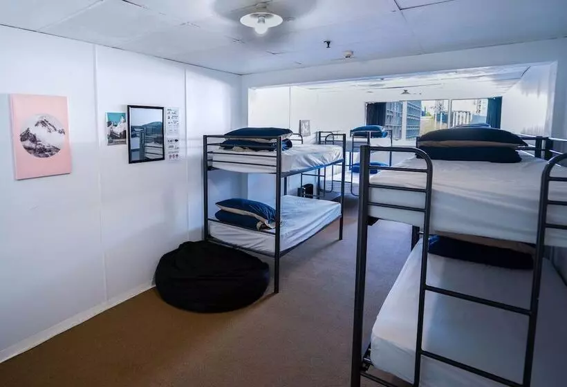 هاستل Attic Backpackers