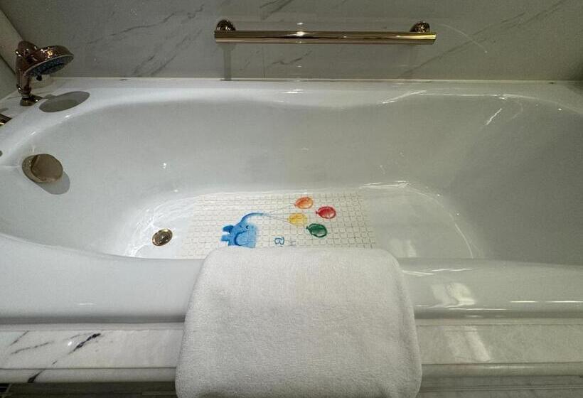 Hotel Radisson Blu Forest Manor Shanghai Hongqiao   Near Necc