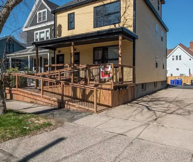 Spacious Dal & Downtown Apartments