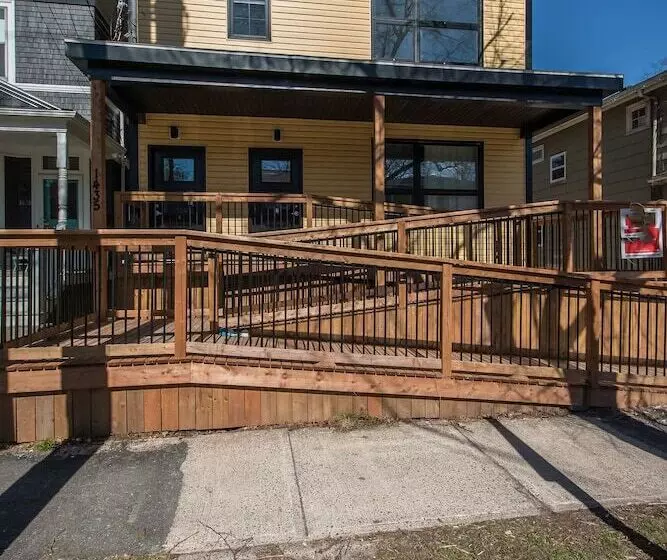 Spacious Dal & Downtown Apartments