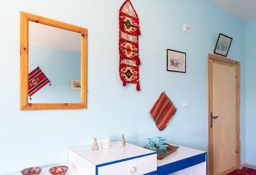 Bedouin Pink Ecohouse   Hostel