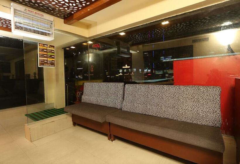 호텔 Royal Grand By Oyo Rooms