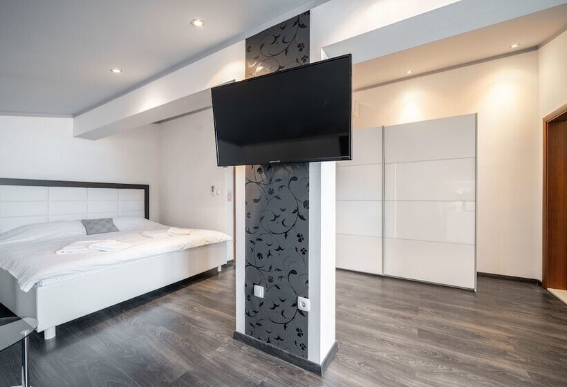 פונדק The Suites Small Luxury Living