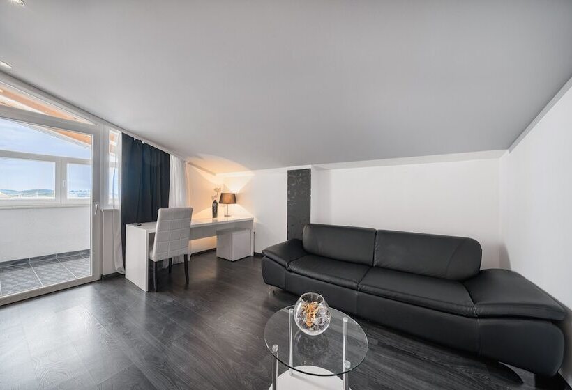 פונדק The Suites Small Luxury Living