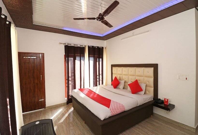 호텔 Himalayan Village