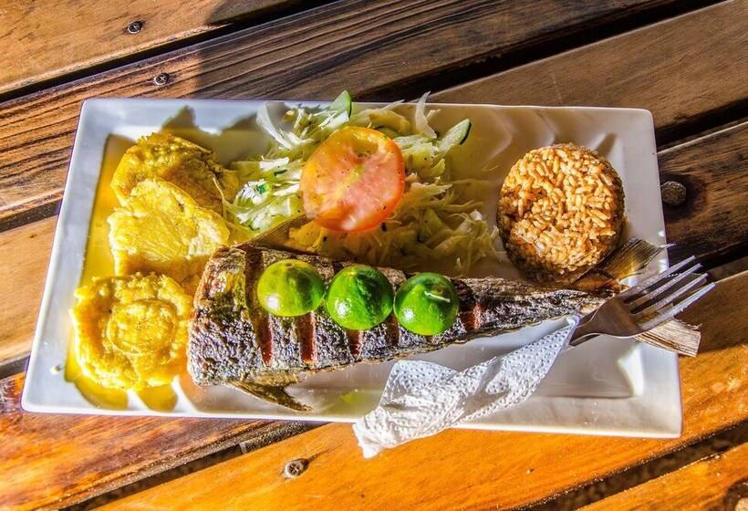 هتل Nuestros Tres Tesoros