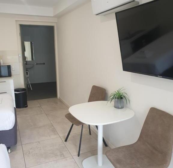 모텔 Carlton Suites