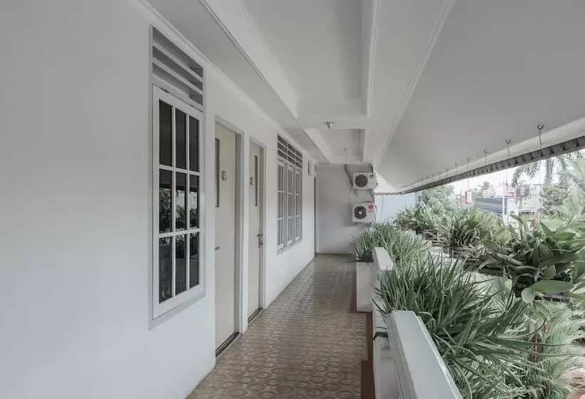 ペンション Reddoorz Syariah Plus @ Banjarbaru