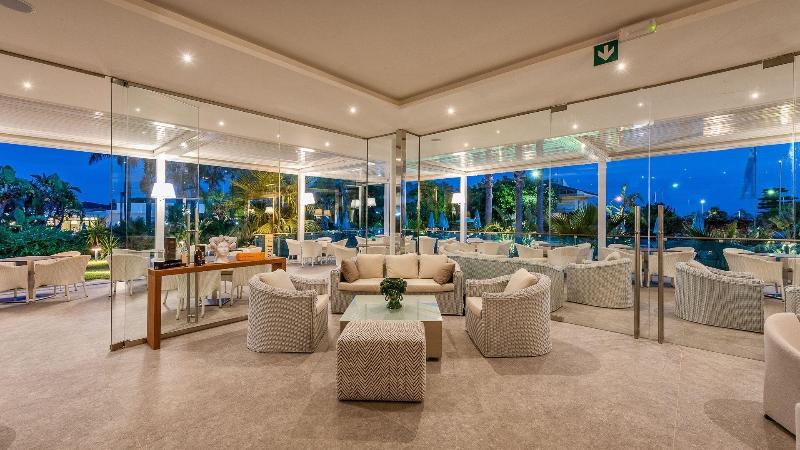 פונדק Acacia Palace