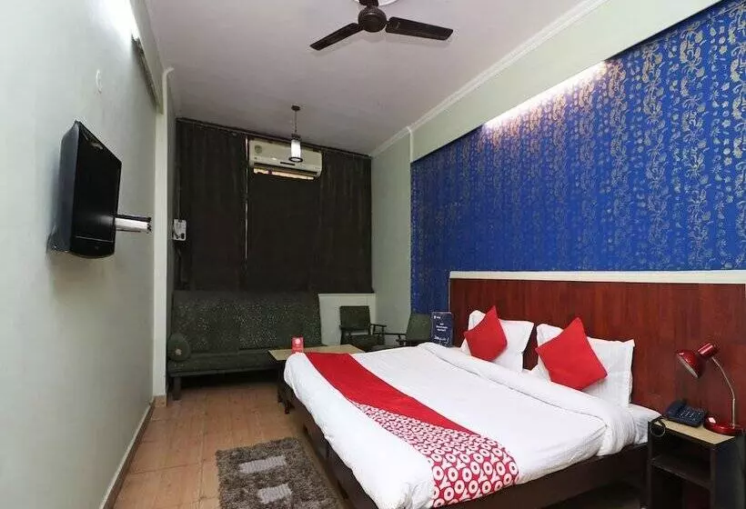 ホテル Samrat By Oyo Rooms