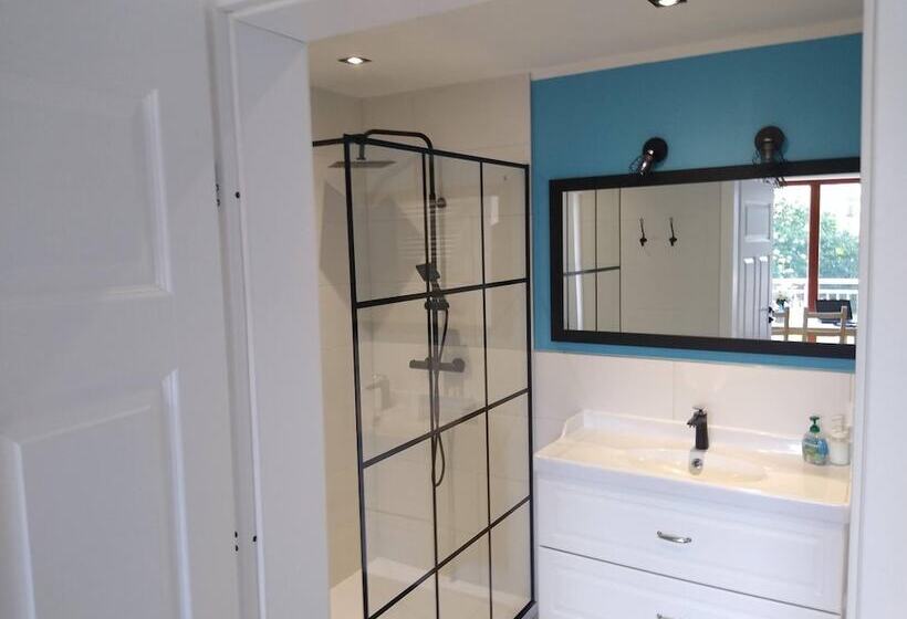 Waterlane Island Hostel&apartments