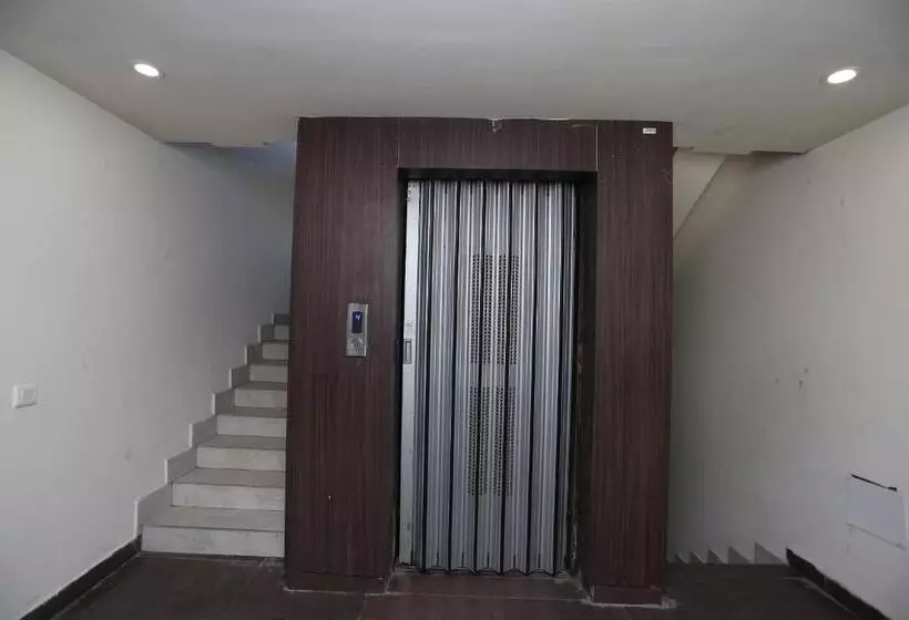 ホテル Crown Plaza By Oyo Rooms