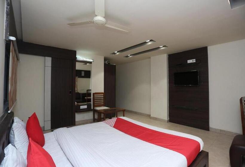 酒店 Crown Plaza By Oyo Rooms