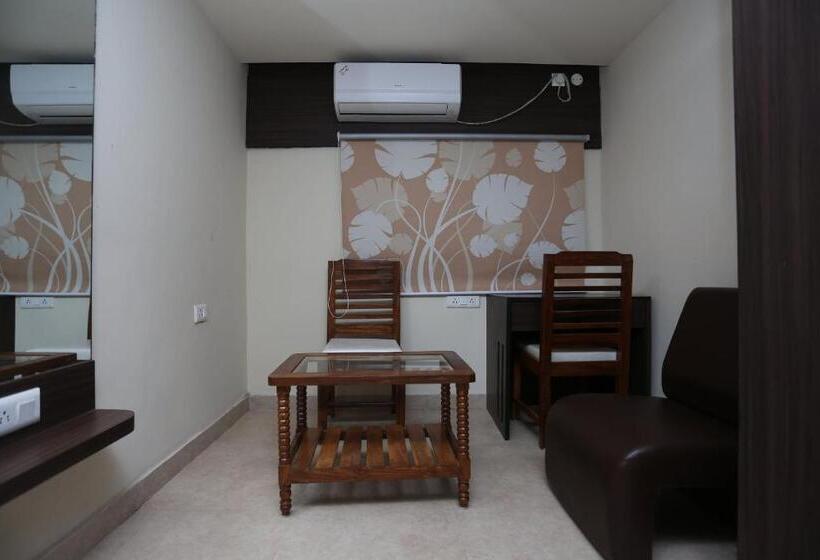 酒店 Crown Plaza By Oyo Rooms