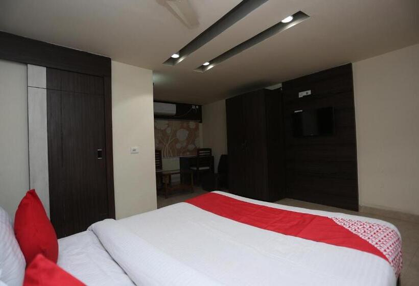 酒店 Crown Plaza By Oyo Rooms