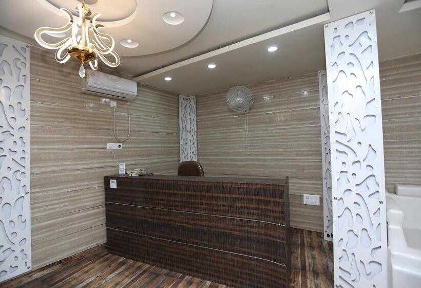 酒店 Crown Plaza By Oyo Rooms