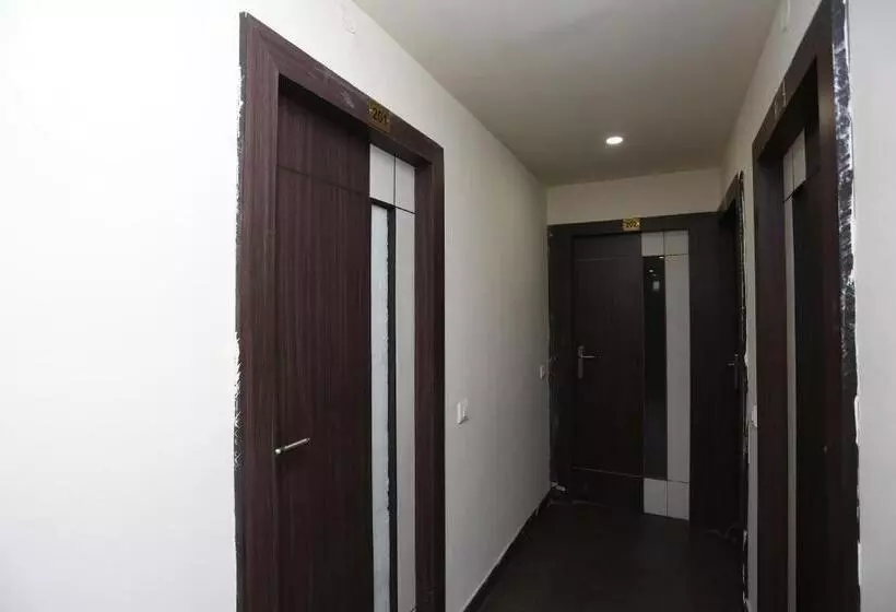 ホテル Crown Plaza By Oyo Rooms