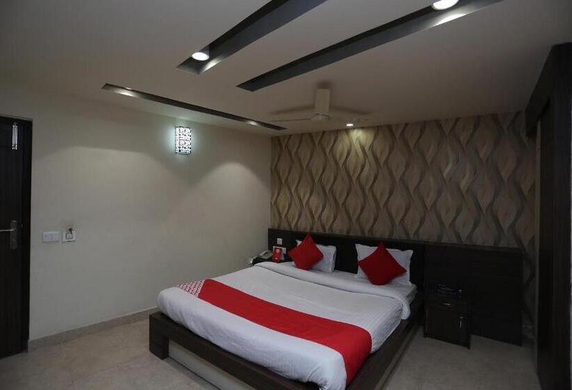 酒店 Crown Plaza By Oyo Rooms