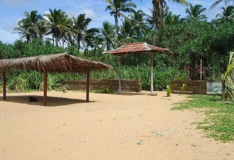 ホテル Ravana Beach Cabanas
