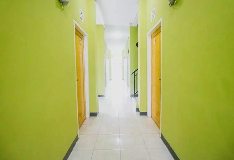 ホテル Reddoorz Near Politeknik Manado