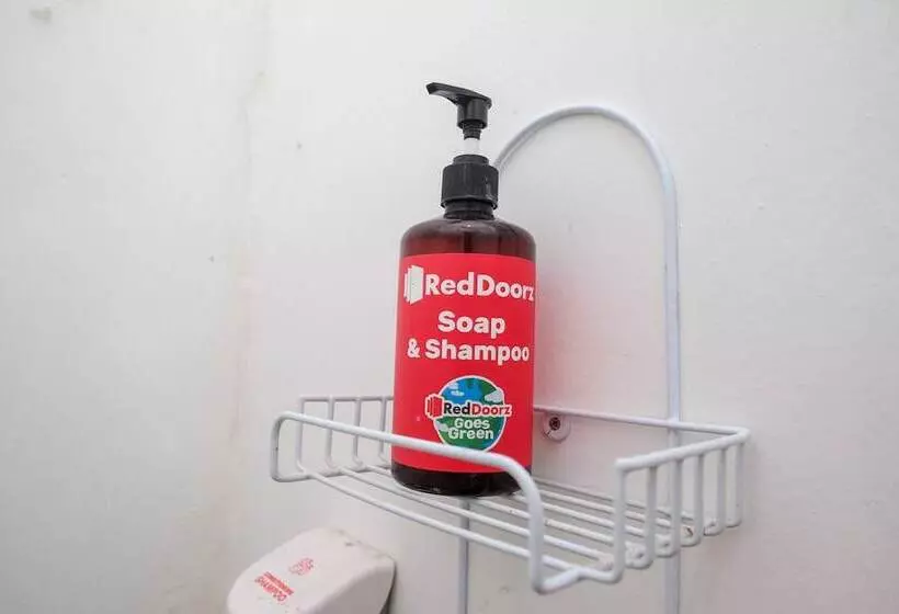 ホテル Reddoorz Near Politeknik Manado