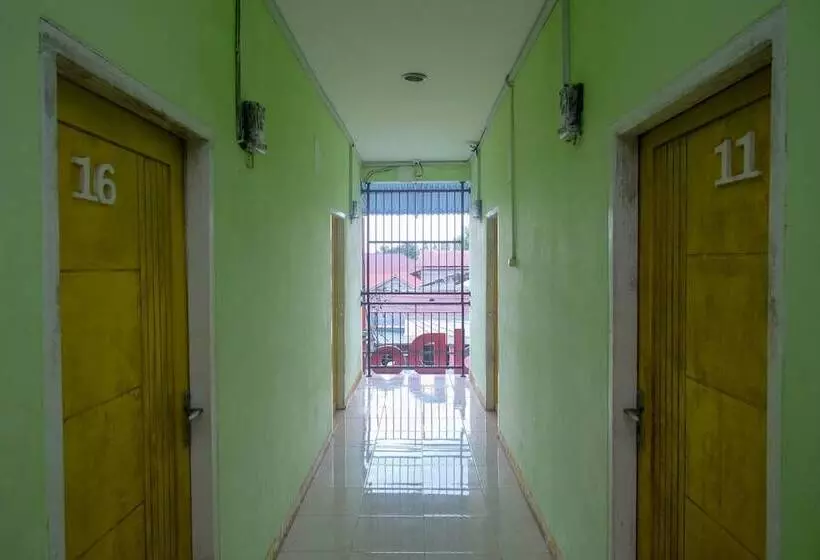 ホテル Reddoorz Near Politeknik Manado