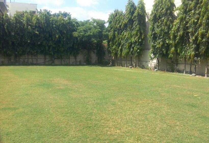 בית מלון כפרי Shrinathinn