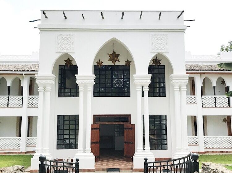 هتل Small World Country Club