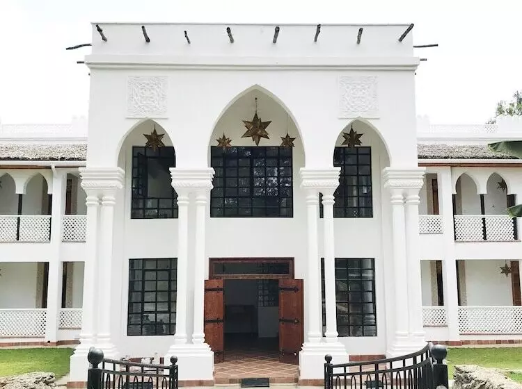 هتل Small World Country Club