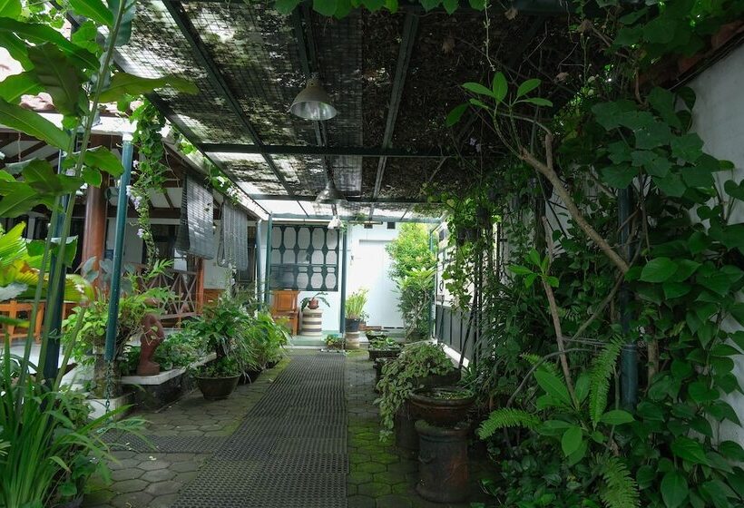 Schronisko Griya Cemara Homestay By Oyo Rooms