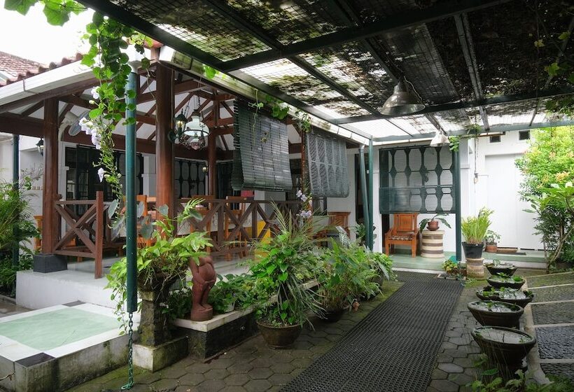 Schronisko Griya Cemara Homestay By Oyo Rooms