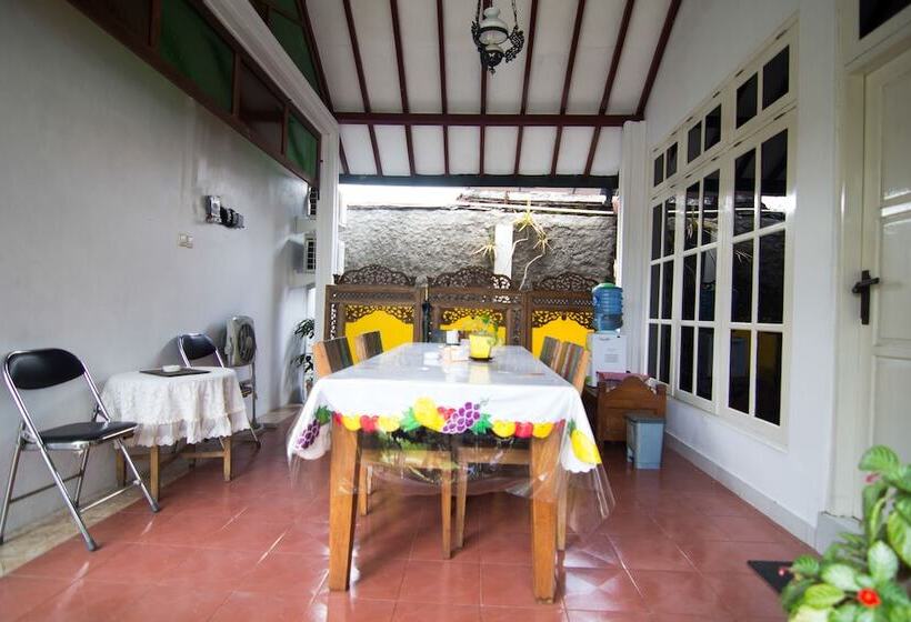 Schronisko Griya Cemara Homestay By Oyo Rooms