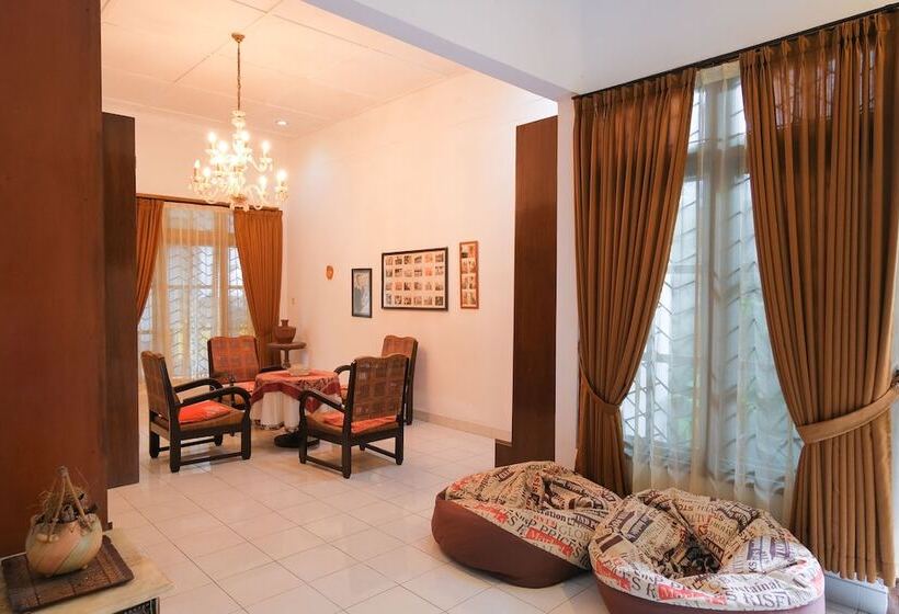 Schronisko Griya Cemara Homestay By Oyo Rooms