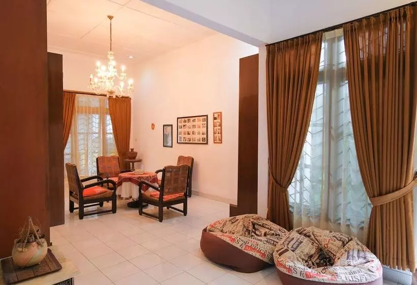 هاستل Griya Cemara Homestay By Oyo Rooms