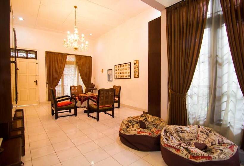 Schronisko Griya Cemara Homestay By Oyo Rooms