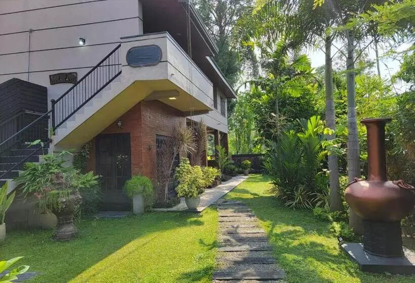 تختخواب و صبحانه Edwin S Airport Garden