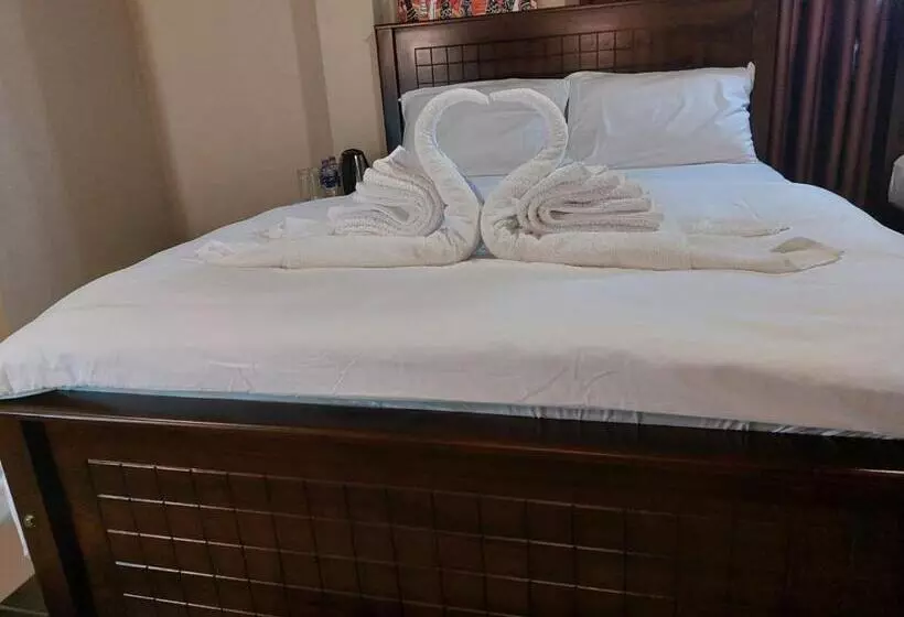 تختخواب و صبحانه Edwin S Airport Garden