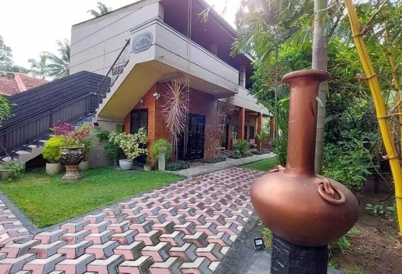 تختخواب و صبحانه Edwin S Airport Garden