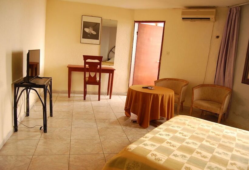 هتل Hôtel Les Polygones